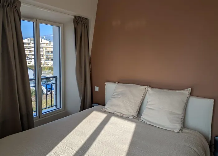 De La Maison Aparthotel